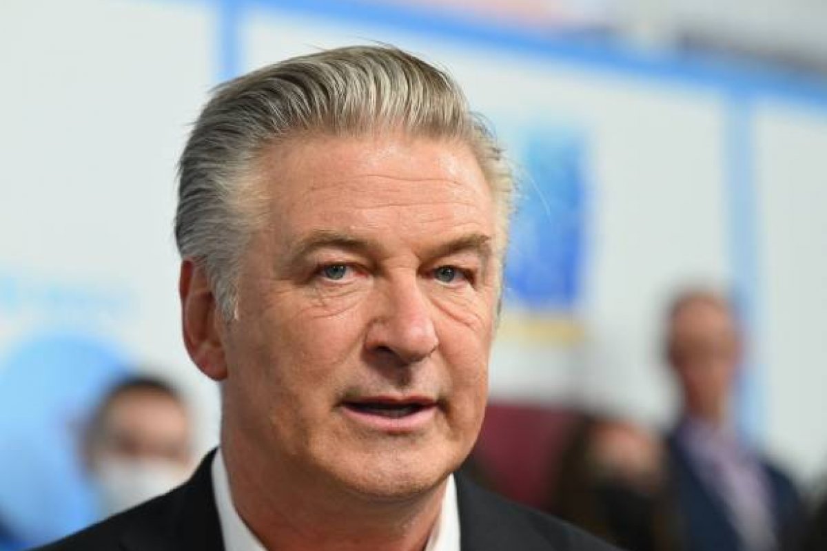 Alec Baldwin afirma que não puxou gatilho de arma durante filmagens de Rust