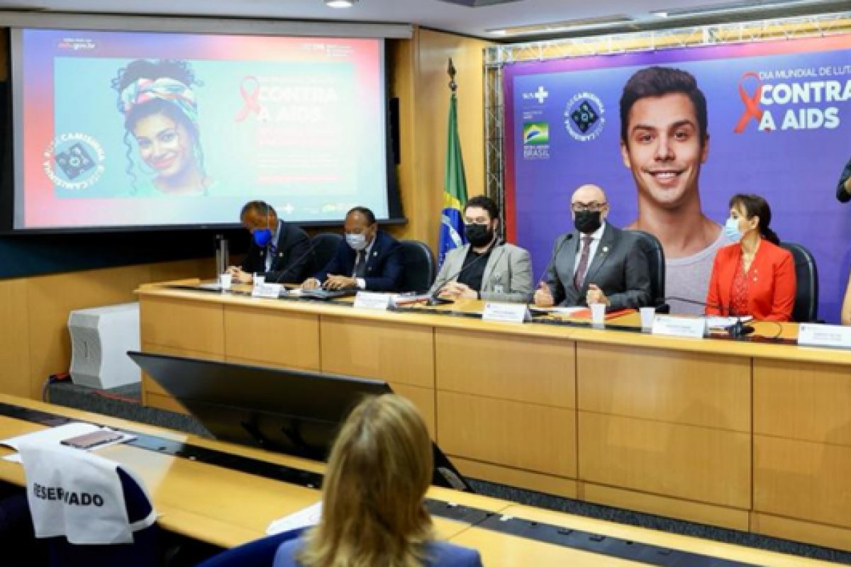 Governo Federal vai distribuir 370 milhões de preservativos aos entes federativos em campanha contra a Aids