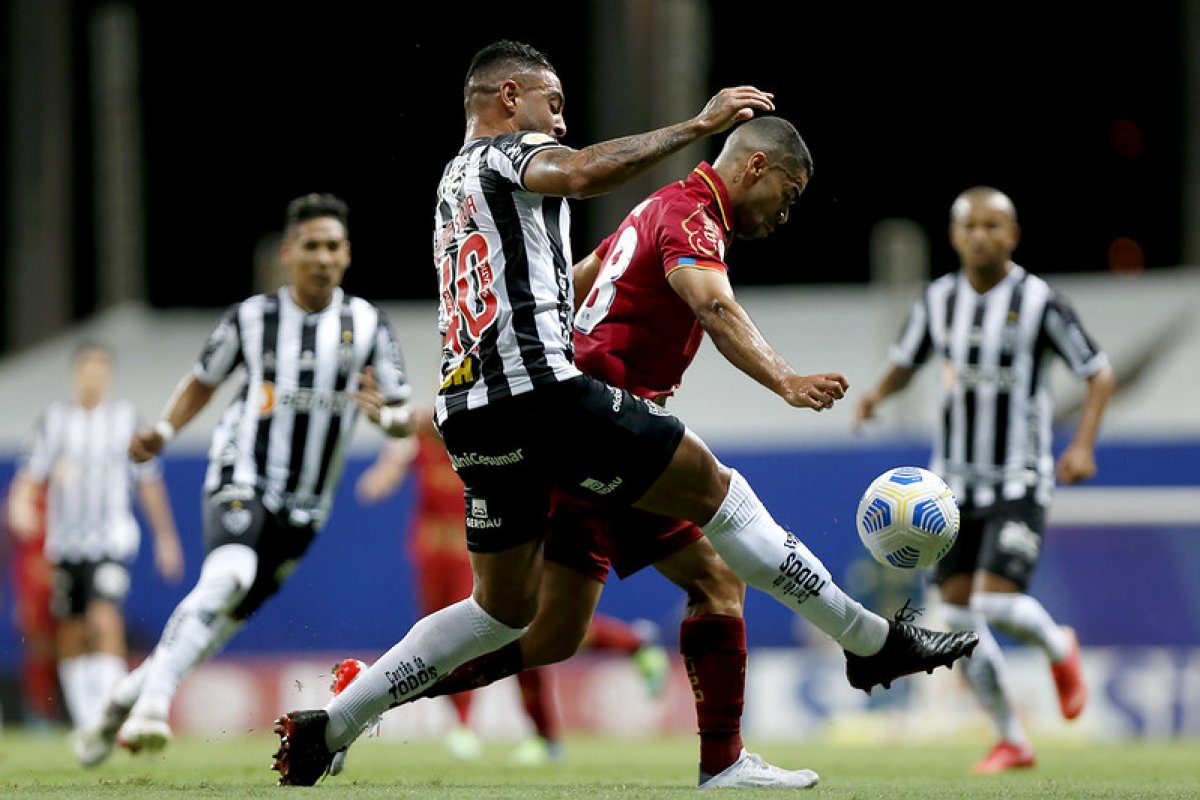 Bahia perde de virada, se afunda na zona de rebaixamento e vê Galo comemorar título brasileiro em Salvador