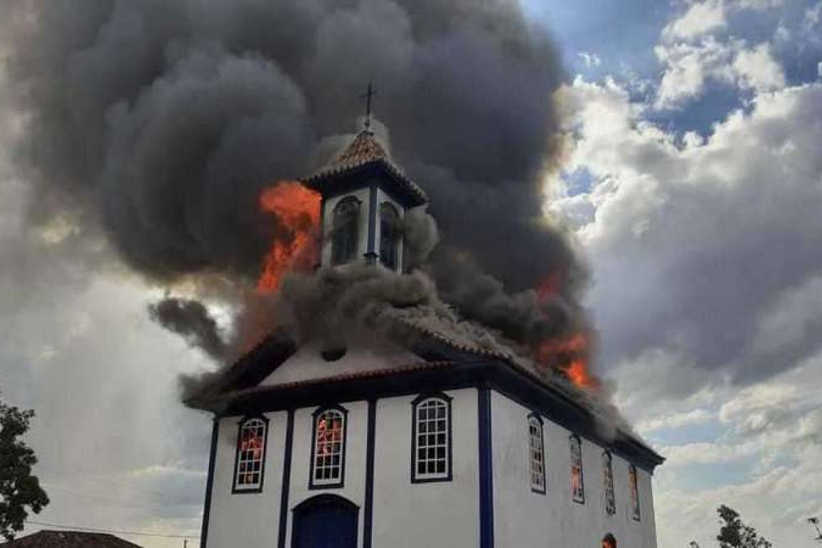 Incêndio destrói igreja centenária em Minas Gerais