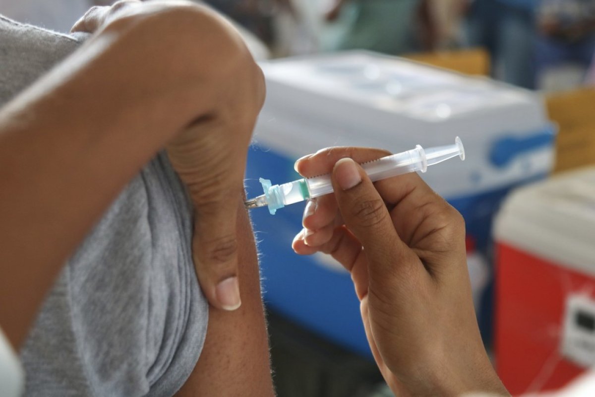 Reforço na vacinação contra Covid-19 eleva anticorpos em até 32 vezes, revela estudo