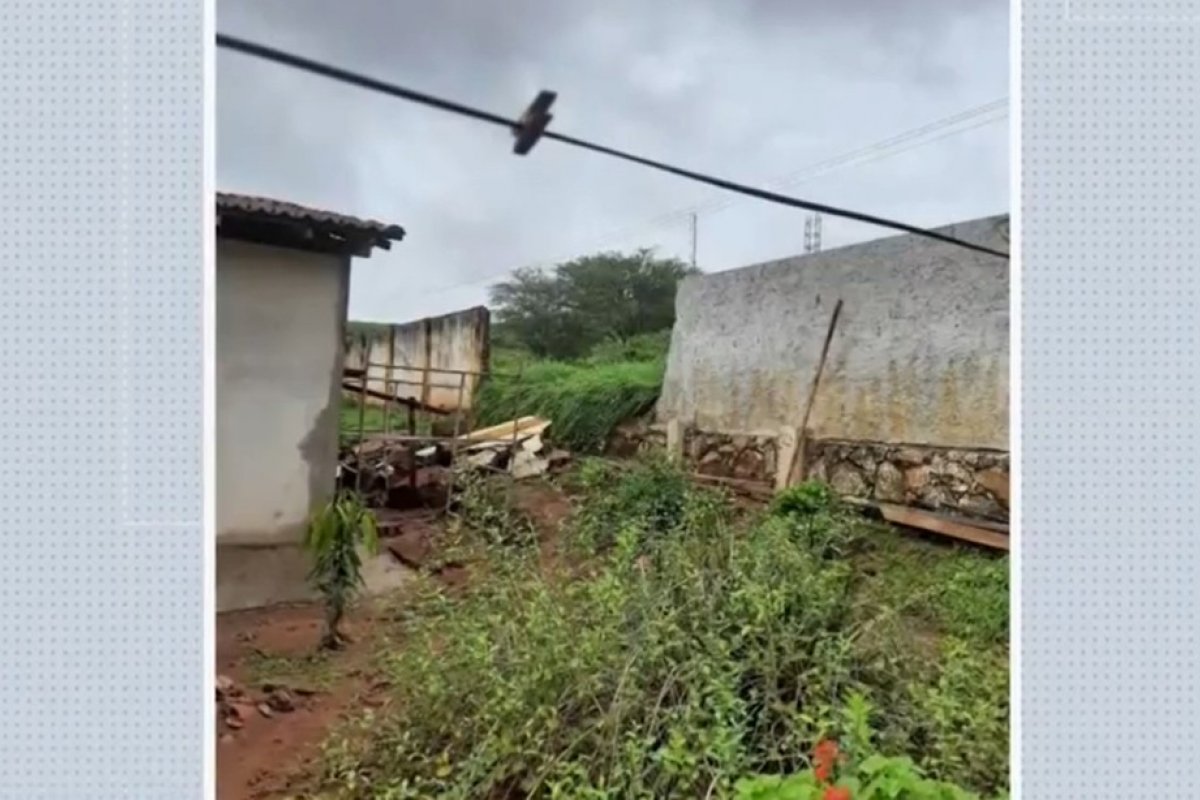 Muro de escola desaba durante temporal em Itaquara, interior da Bahia