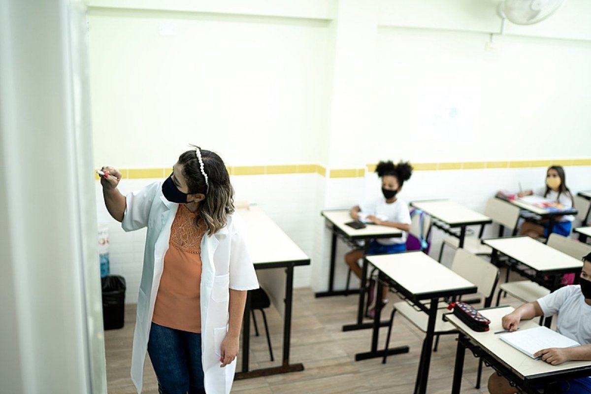 Covid-19 paralisou aulas de 99,3% das escolas de educação básica, diz IBGE