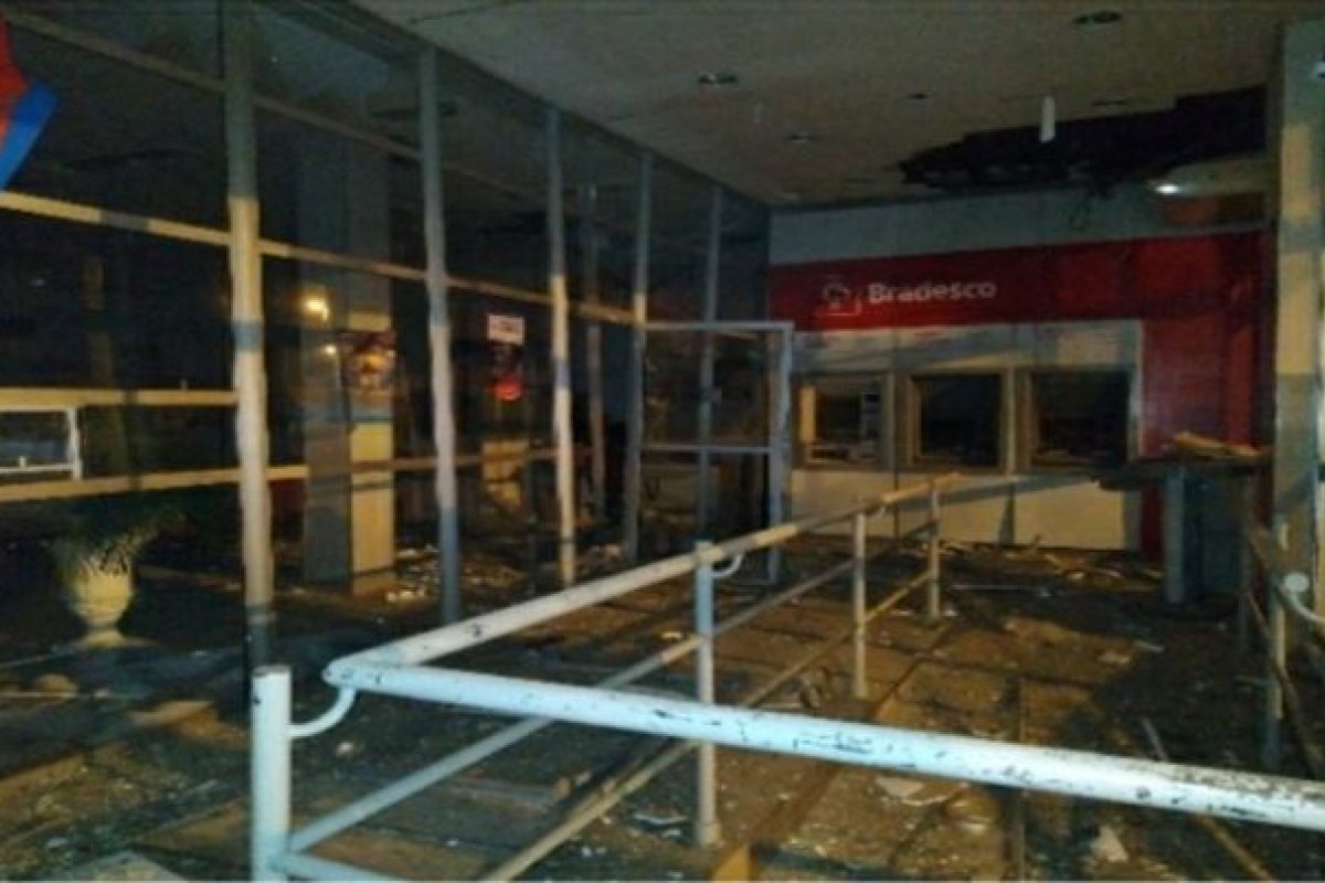 Criminosos explodem agências bancárias no interior da Bahia