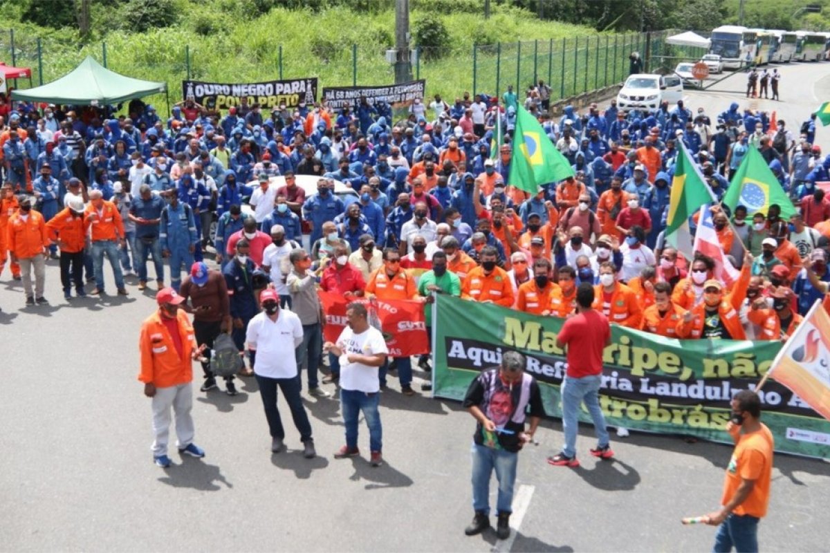Trabalhadores protestam contra venda da Refinaria Landulpho Alves na Bahia