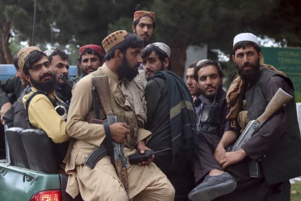 Talibã decreta que mulheres afegãs não devem ser considerada "propiedades" e devem consentir com casamento