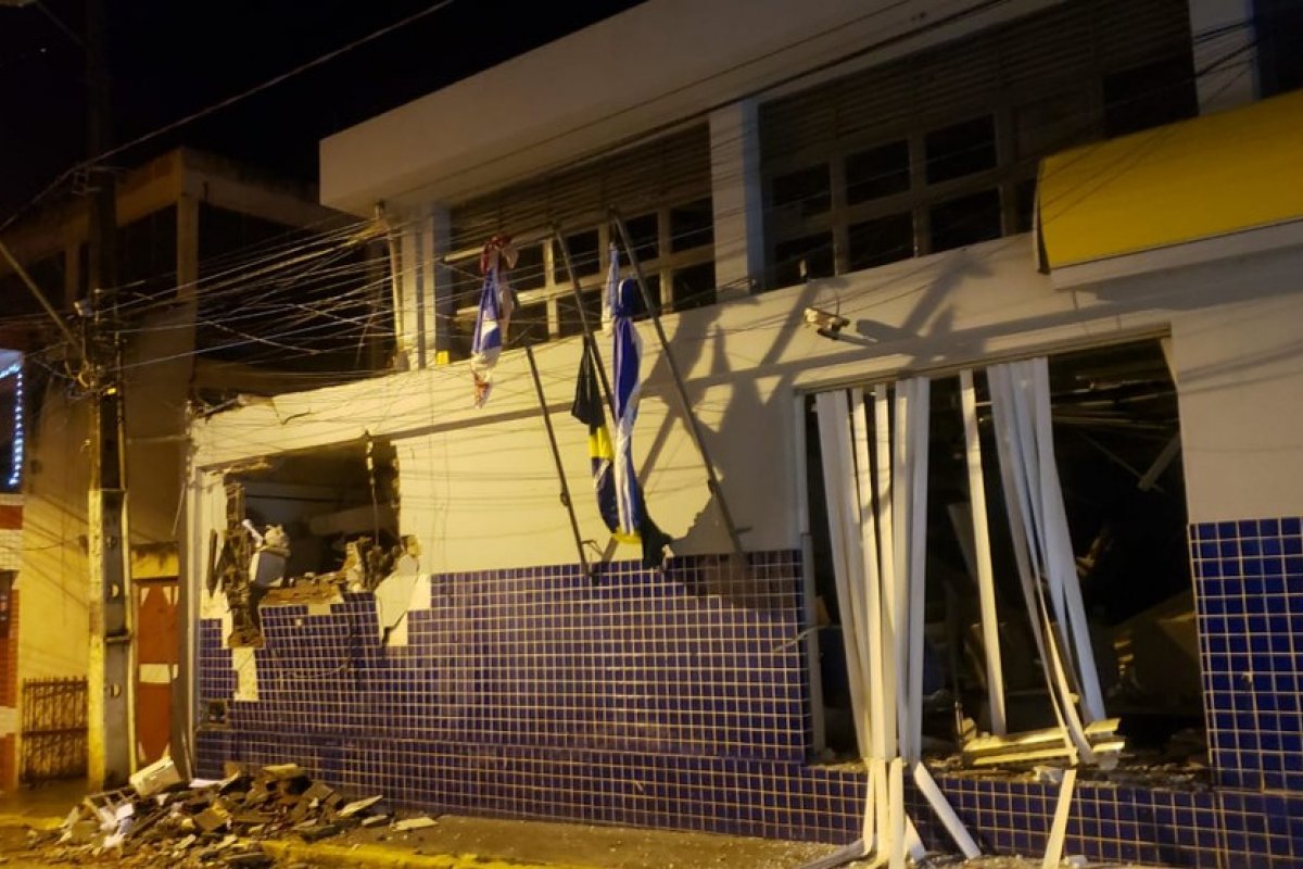 Criminosos explodem e arrombam agências bancárias na Bahia