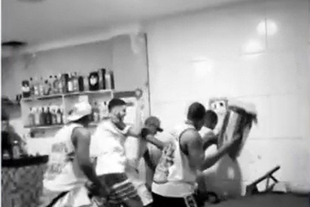 Jovem é agredido por integrantes de torcida organizada do Bahia em churrascaria, no bairro do Largo do Tanque