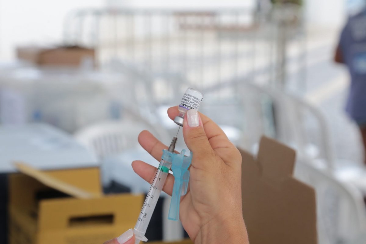 Cerca de 8% da população brasileira recebeu dose de reforço contra Covid-19