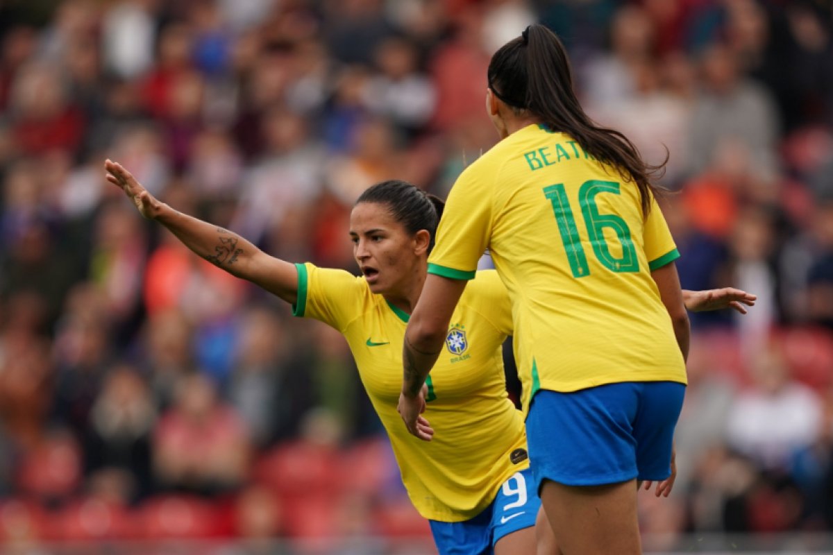 Brasil ganha da Inglaterra por 2 a 1 com vitória histórica