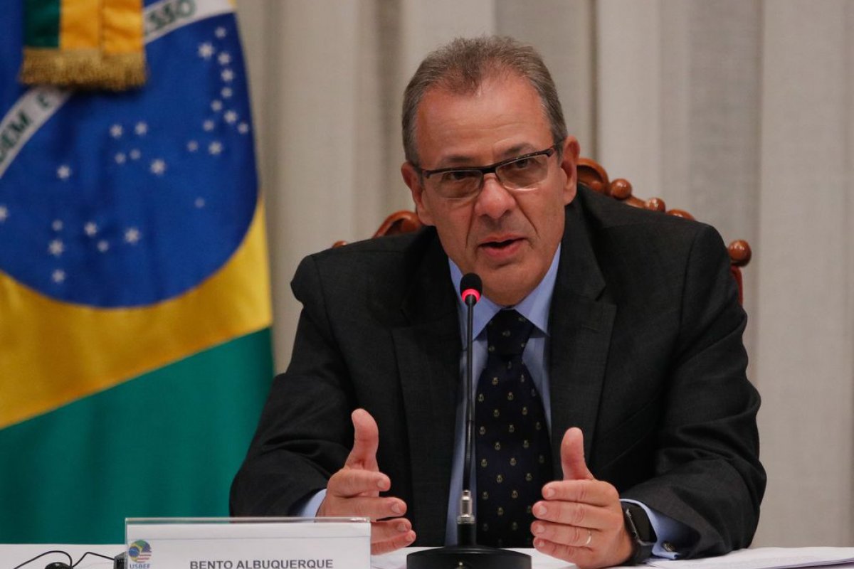 Ministro descarta risco de apagão no país por causa de crise hídrica