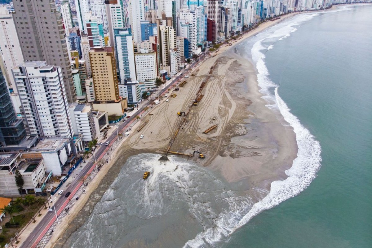 Balneário Camboriú reabre praia após alargar faixa de areia