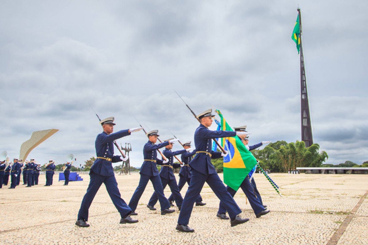 Substituição da Bandeira Nacional terá show da Esquadrilha da Fumaça
