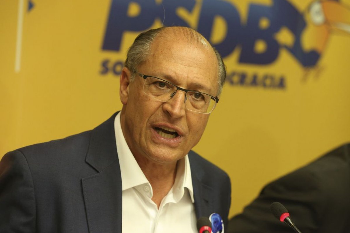 Aceno de Alckmin a Lula "constrange", diz presidente do PSDB