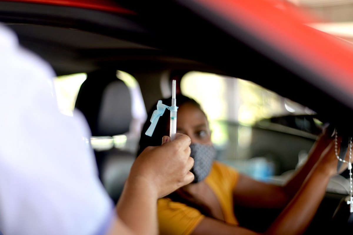 Até as 12h deste sábado, 300 pessoas foram imunizadas no Super Vacinação de Salvador