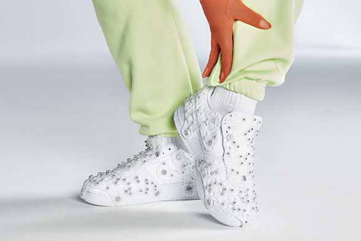 Swarovski e Nike lançam tênis inspirado em refletores de estrada com mais de 228 cristais!