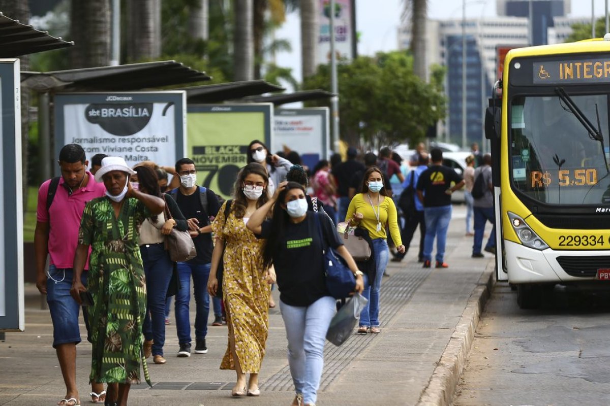 Covid-19: país tem 22,1 milhões de casos e 615,5 mil mortes