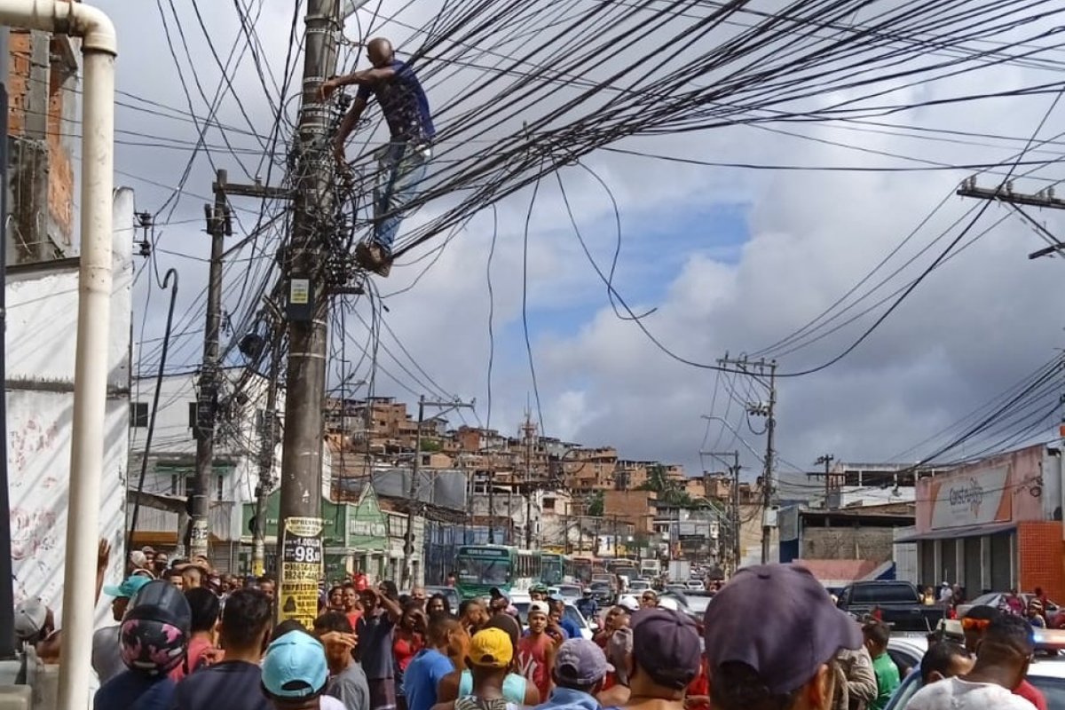Em Salvador, homem fica preso em fiação de poste durante fuga, após tentativa de assalto