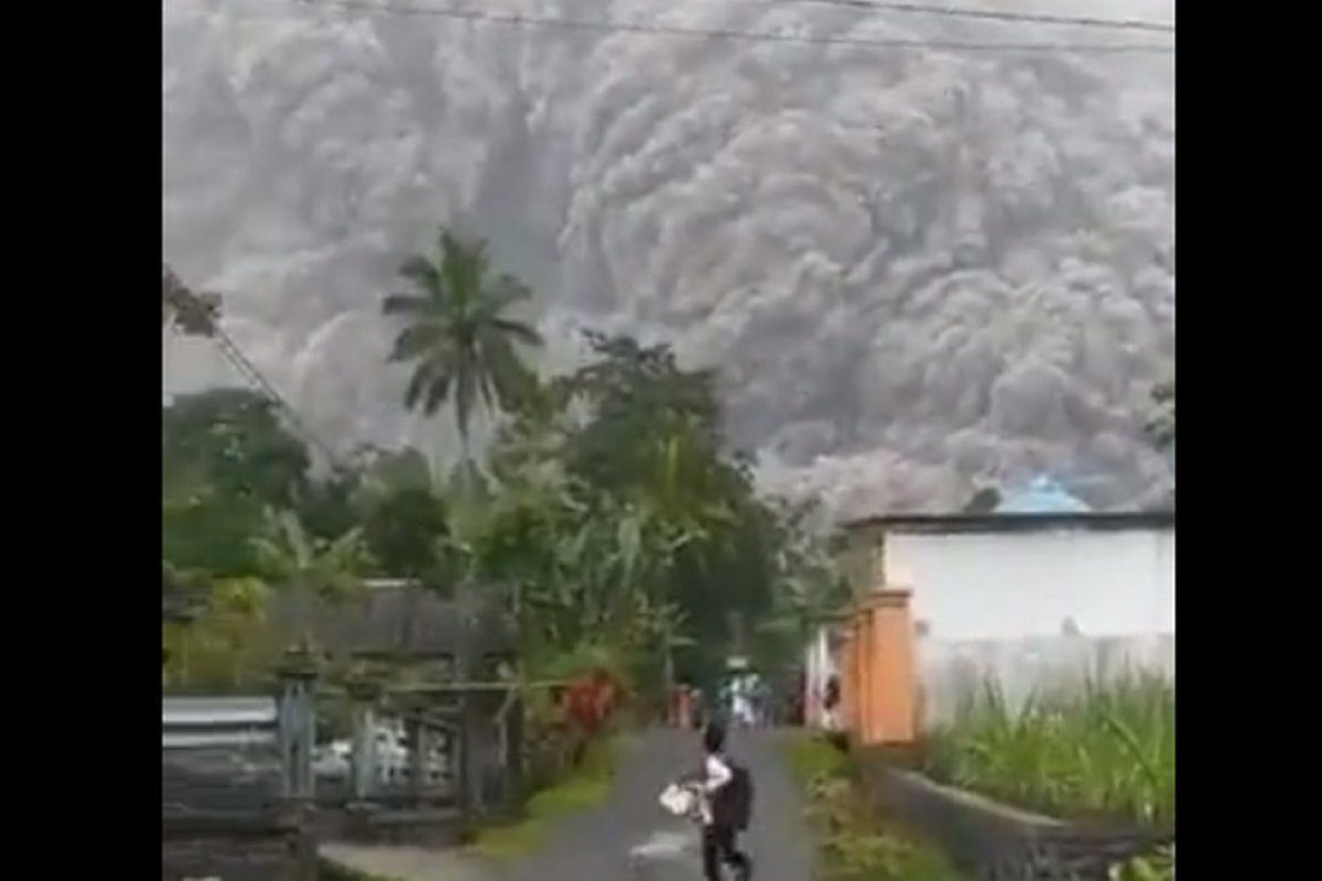 Erupção de vulcão na Indonésia deixa pelo menos 13 mortos