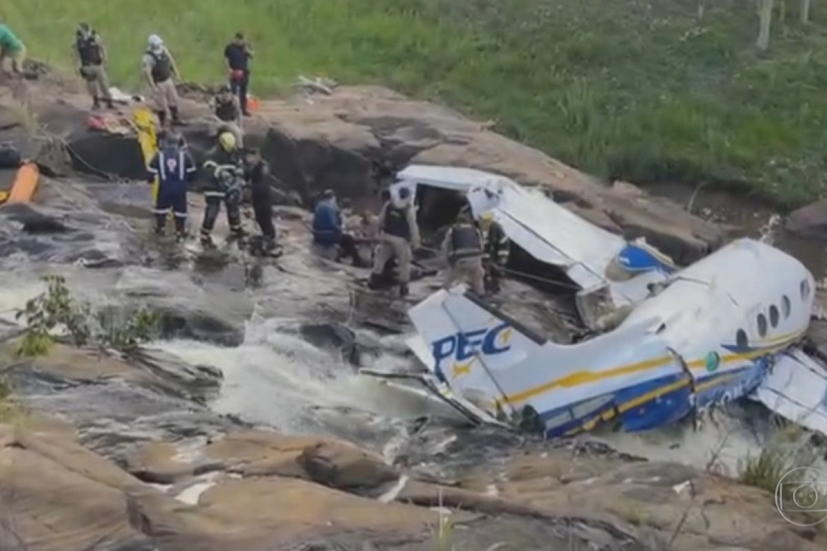 Um mês depois do acidente aéreo que matou Marília Mendonça, polícia ainda não concluiu investigação