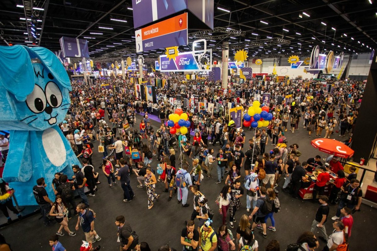 Paineis das editoras Panini, Comix Zone e Conrad destacam os principais lançamentos do mundo dos quadrinhos