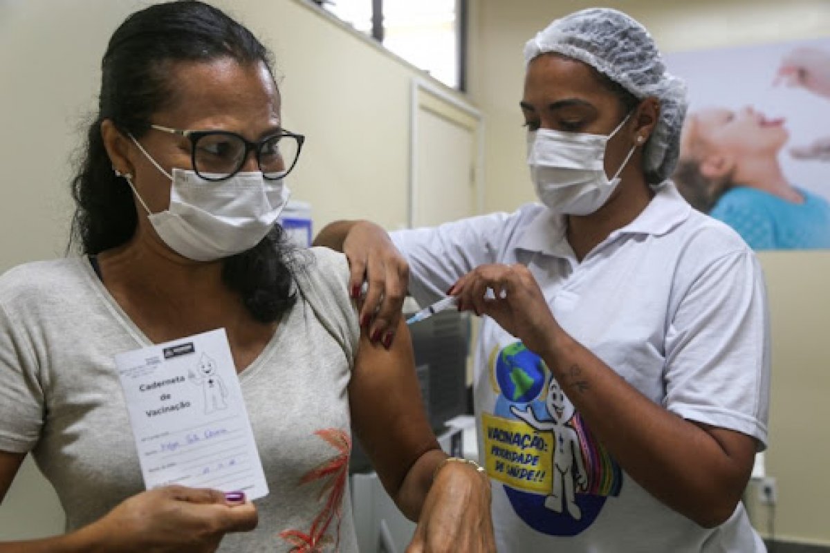 Vacinação contra Covid-19 segue com aplicação de 1ª, 2ª e dose de reforço nesta segunda-feira (6), em Salvador