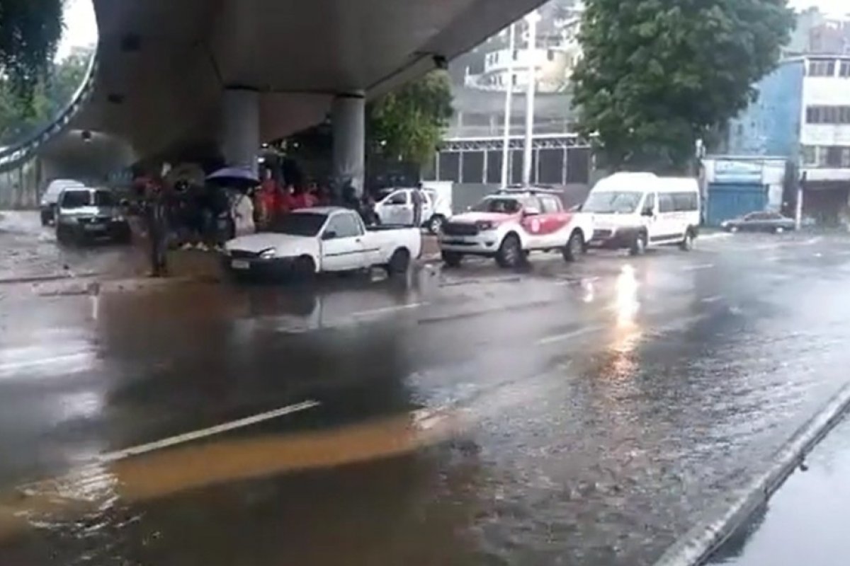 Para tentar resgatar cachorro, homens caem em bueiro em Salvador