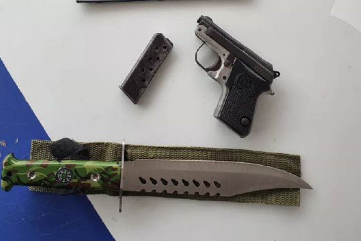 Adolescente é apreendido neste sábado (4) após ser flagrado com revólver e faca de combate em Salvador