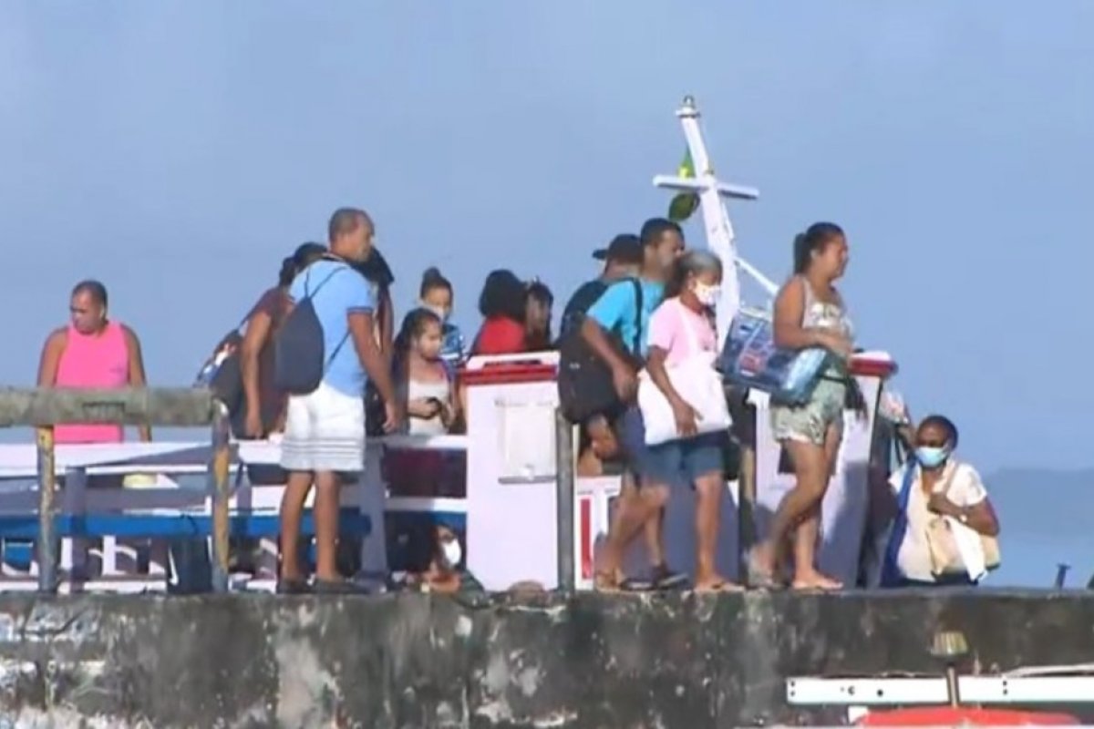 Após desabamento, usuários utilizam ponte de terminal marítimo em Salvador de maneira improvisada