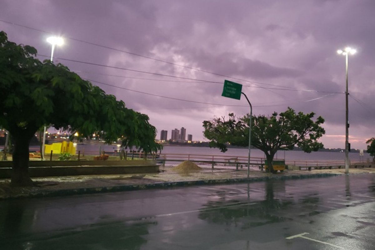 Chuva provoca transtornos, rios transbordam e famílias ficam desabrigadas no interior da Bahia