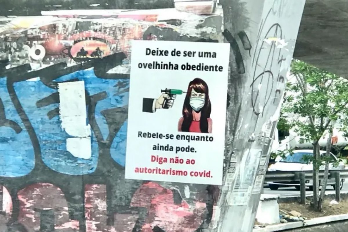 Cartazes com frase contra vacina da Covid-19 são espalhados em cidade na Paraíba