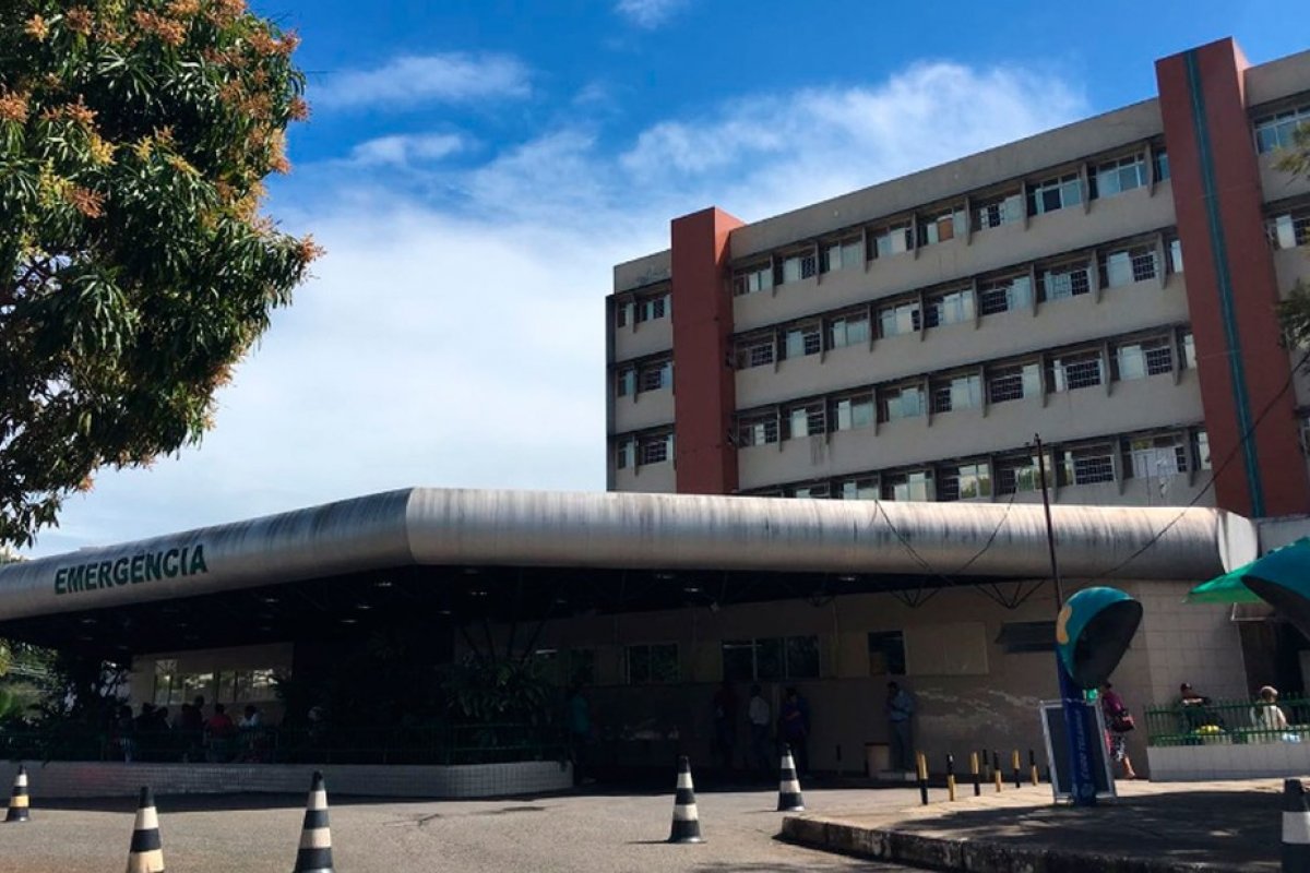 Jovem atacada com tesoura por ex-namorada do companheiro segue internada em Salvador