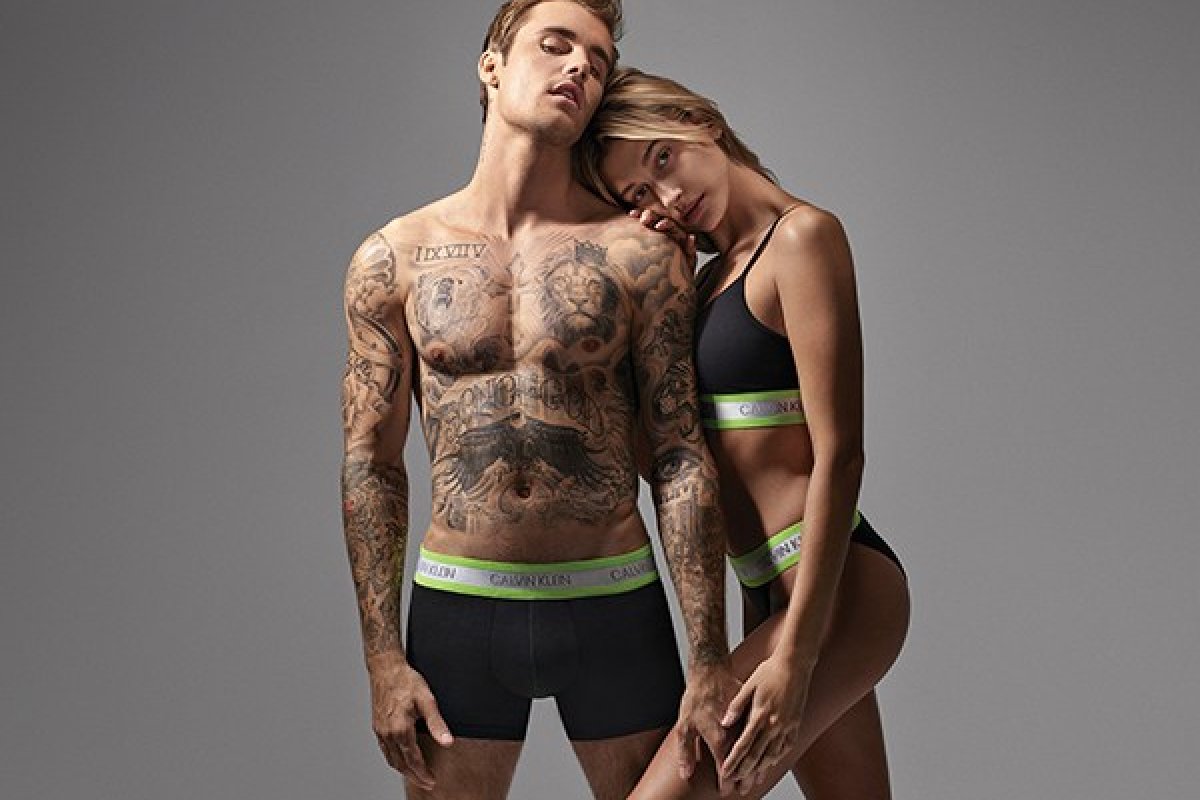 Recém-casados, Justin e Hailey Bieber estrelam campanha da Calvin Klein