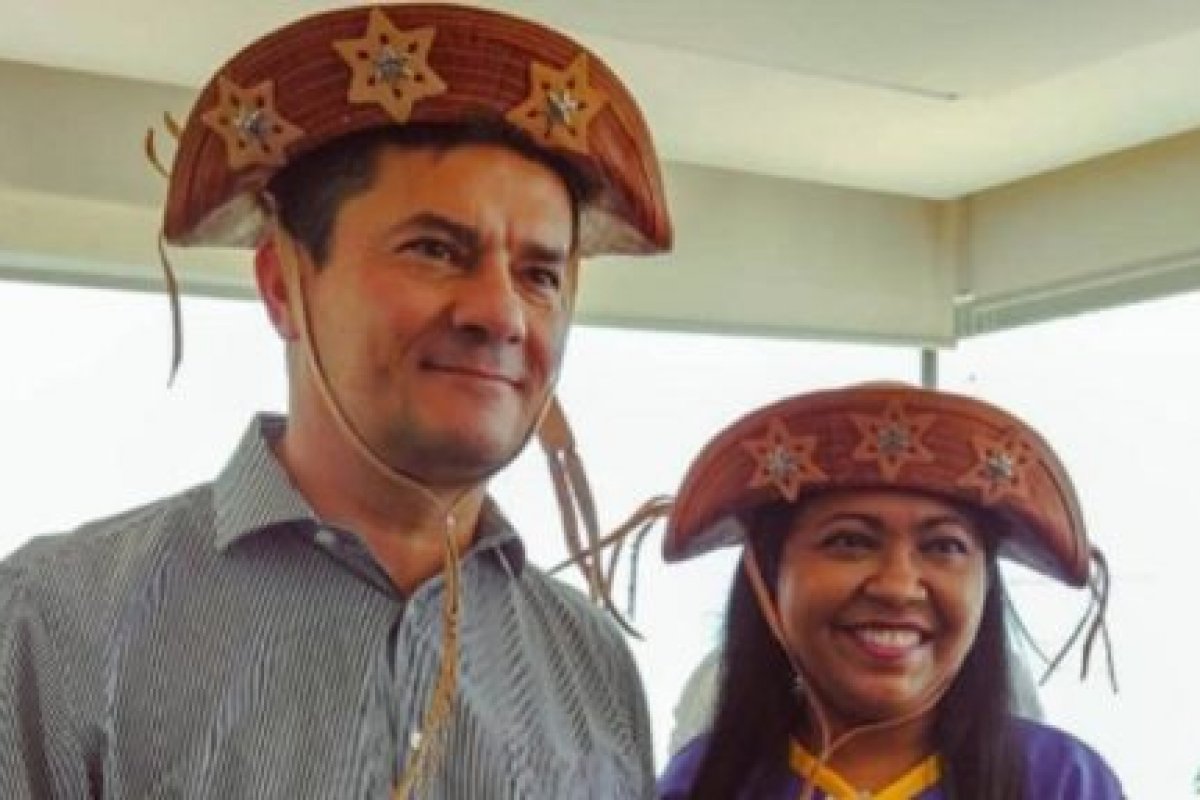 Em visita ao Nordeste, Moro usa tradicional chapéu típico da região