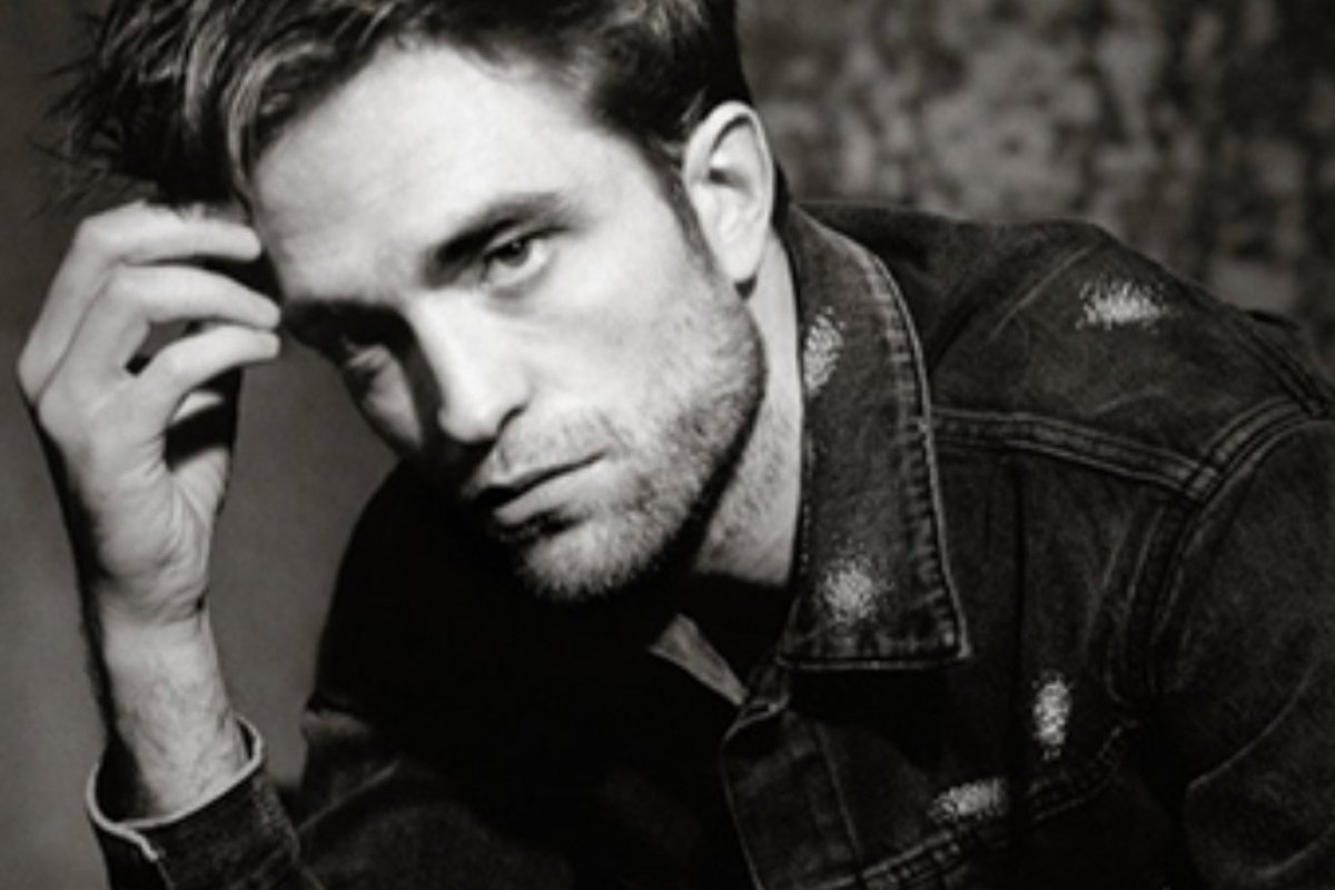 Ator Robert Pattinson posa para o novo livro da Dior