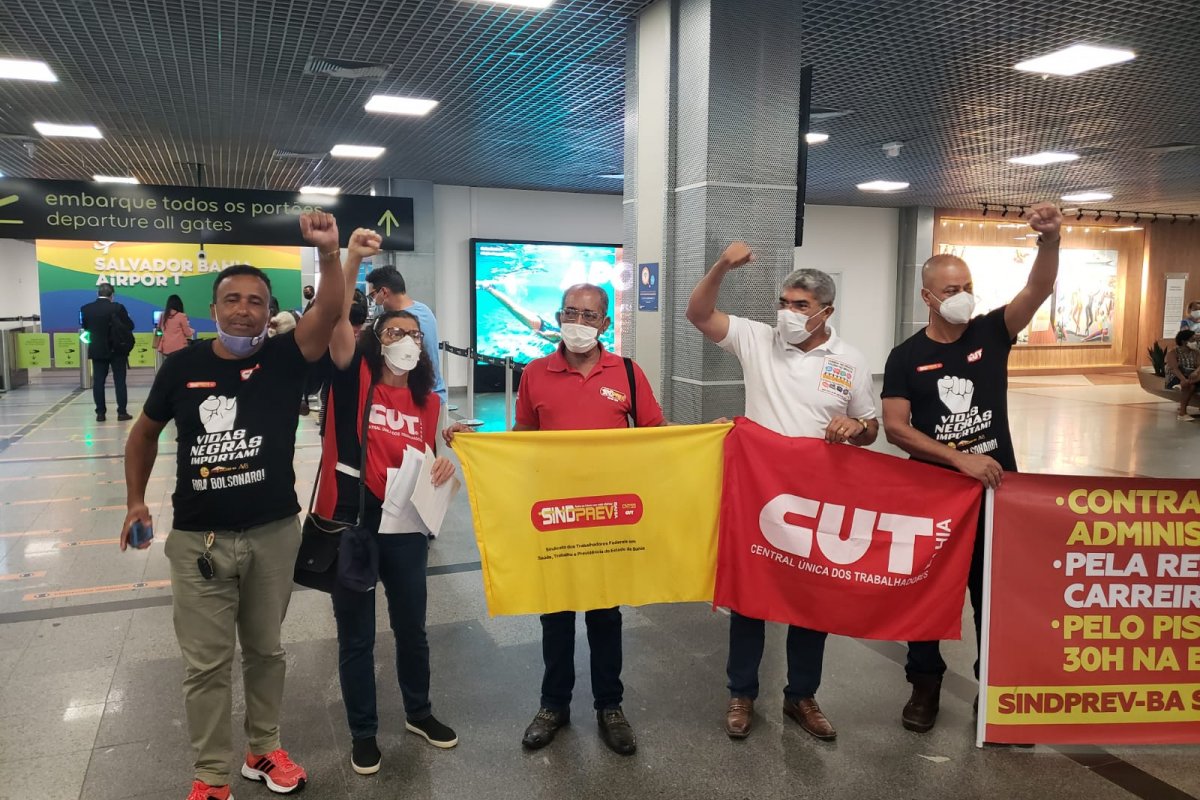 Vídeo: Servidores públicos protestam contra a PEC 32 no Aeroporto de Salvador