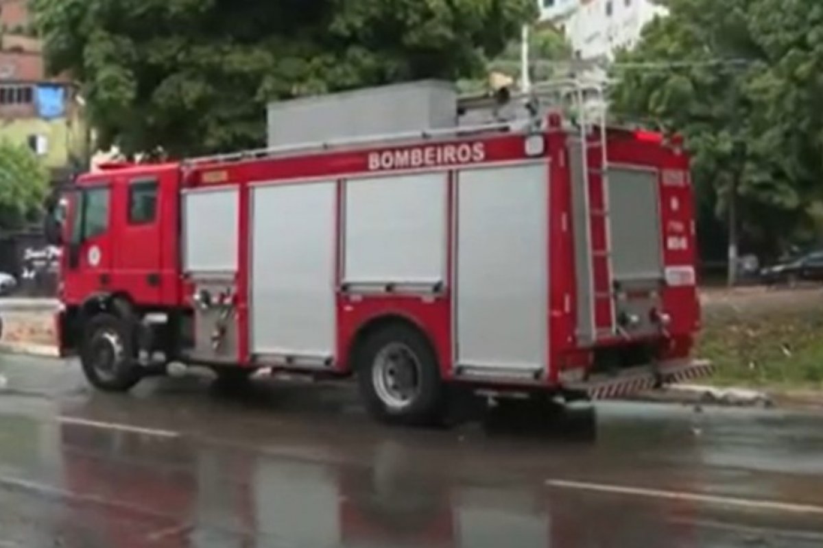Chegam ao 3º dia buscas por homem que caiu em bueiro, em Salvador
