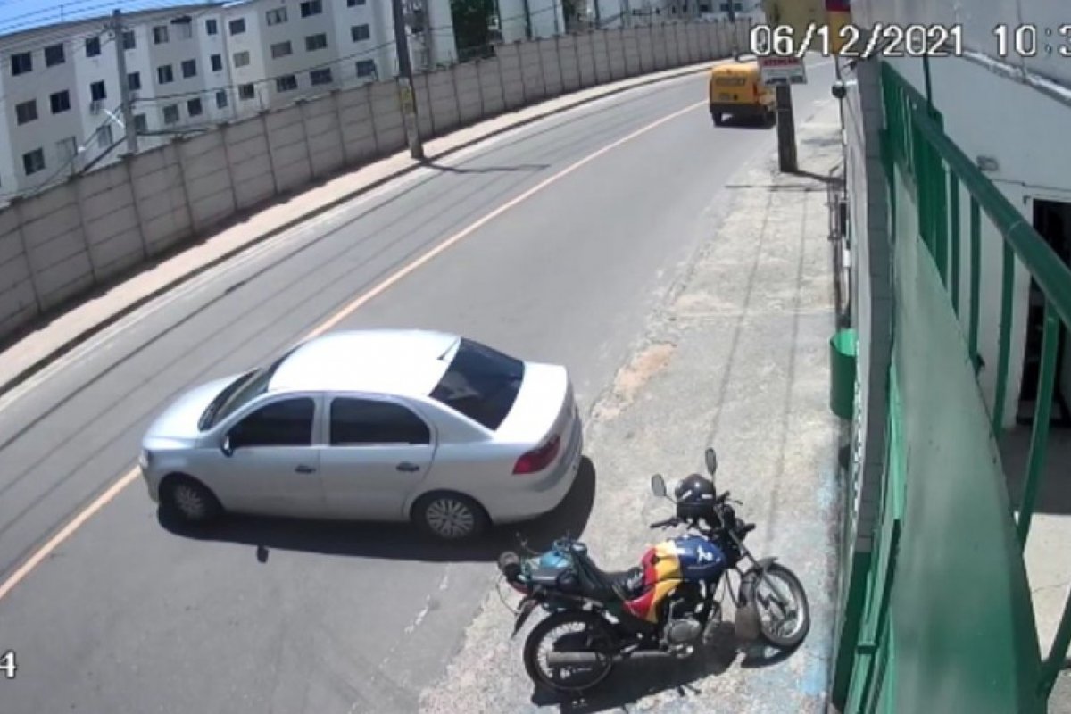 Funcionário dos Correios é assaltado e trancado em porta-malas por homens armados