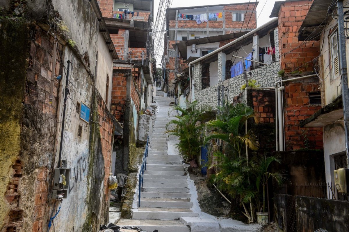 Prefeitura entrega escadaria e requalificação de via em Pau da Lima