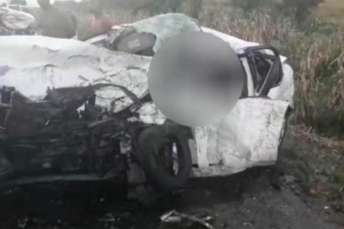 Após carro colidir frontalmente com caminhonete, homem morre na BA-052