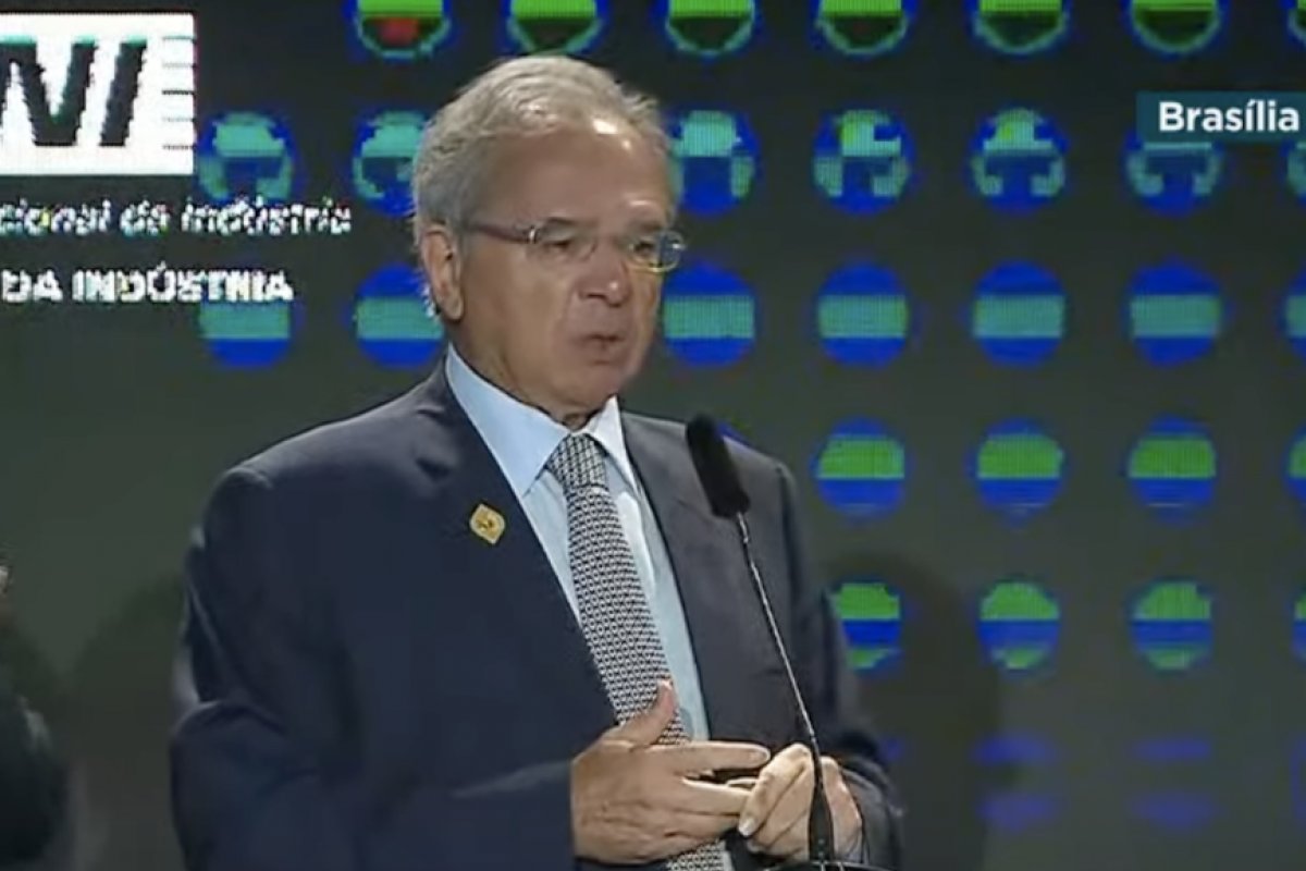 Guedes garante que Brasil vai desacelerar na economia, mas não entrará em recessão