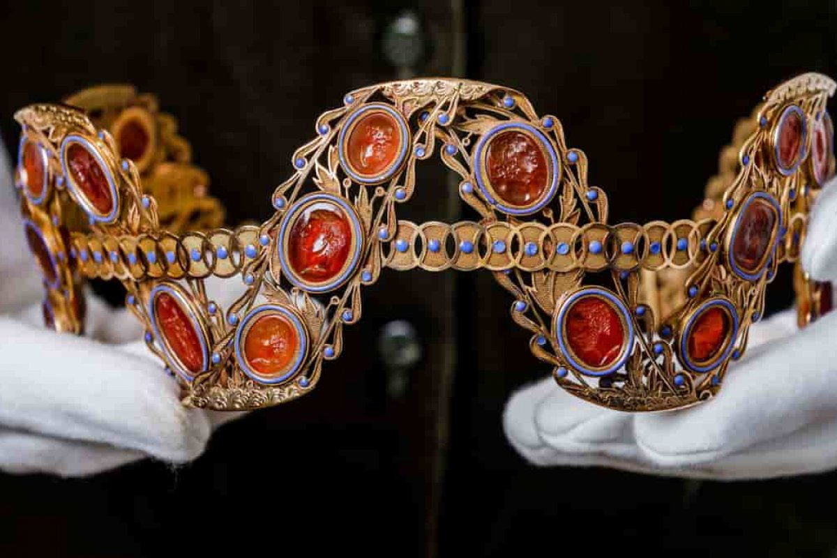 Tiaras da esposa de Napoleão Bonaparte são vendidas por mais de R$ 4 milhões