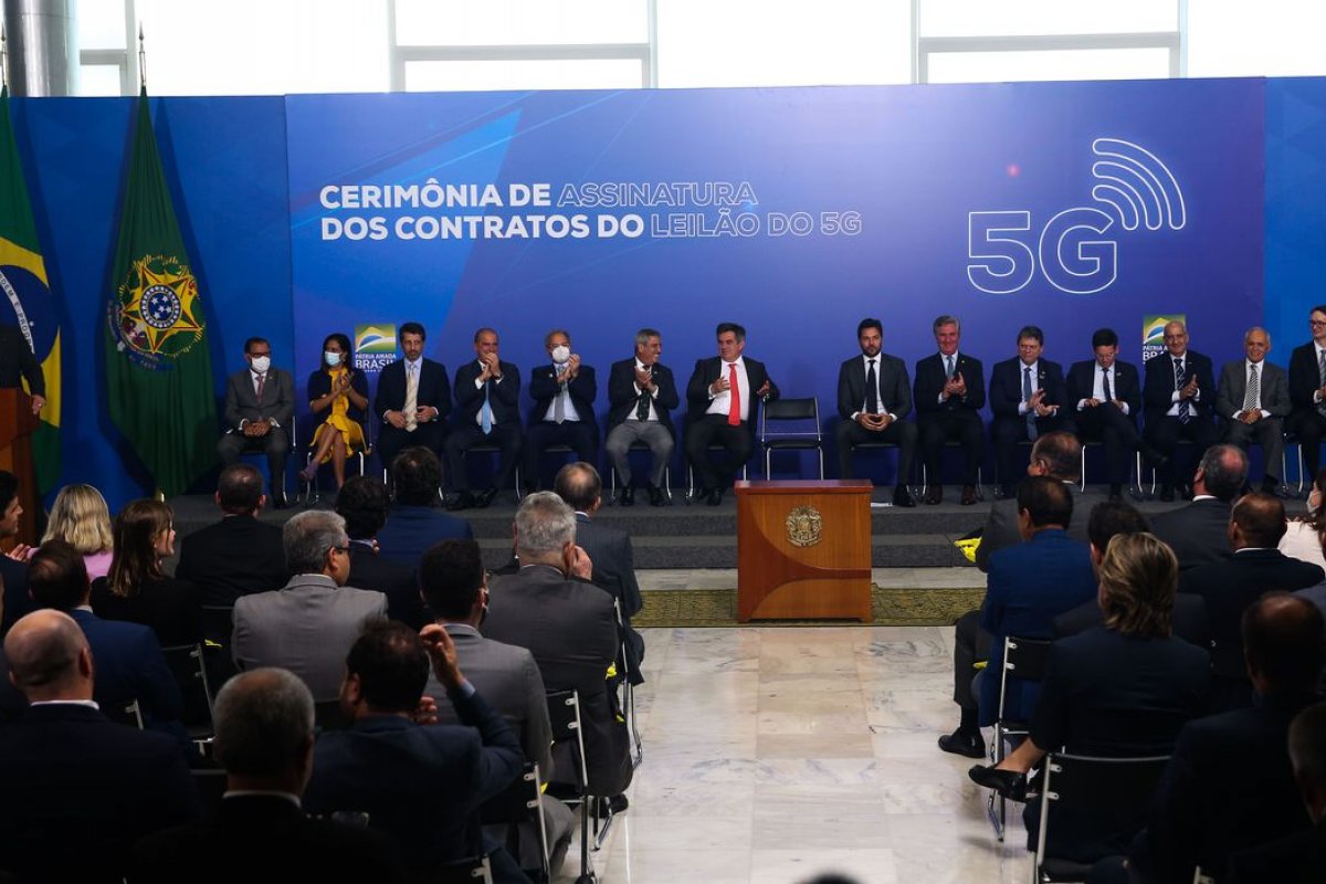 Governo federal e empresários assinam termo de concessão para implementação do 5G