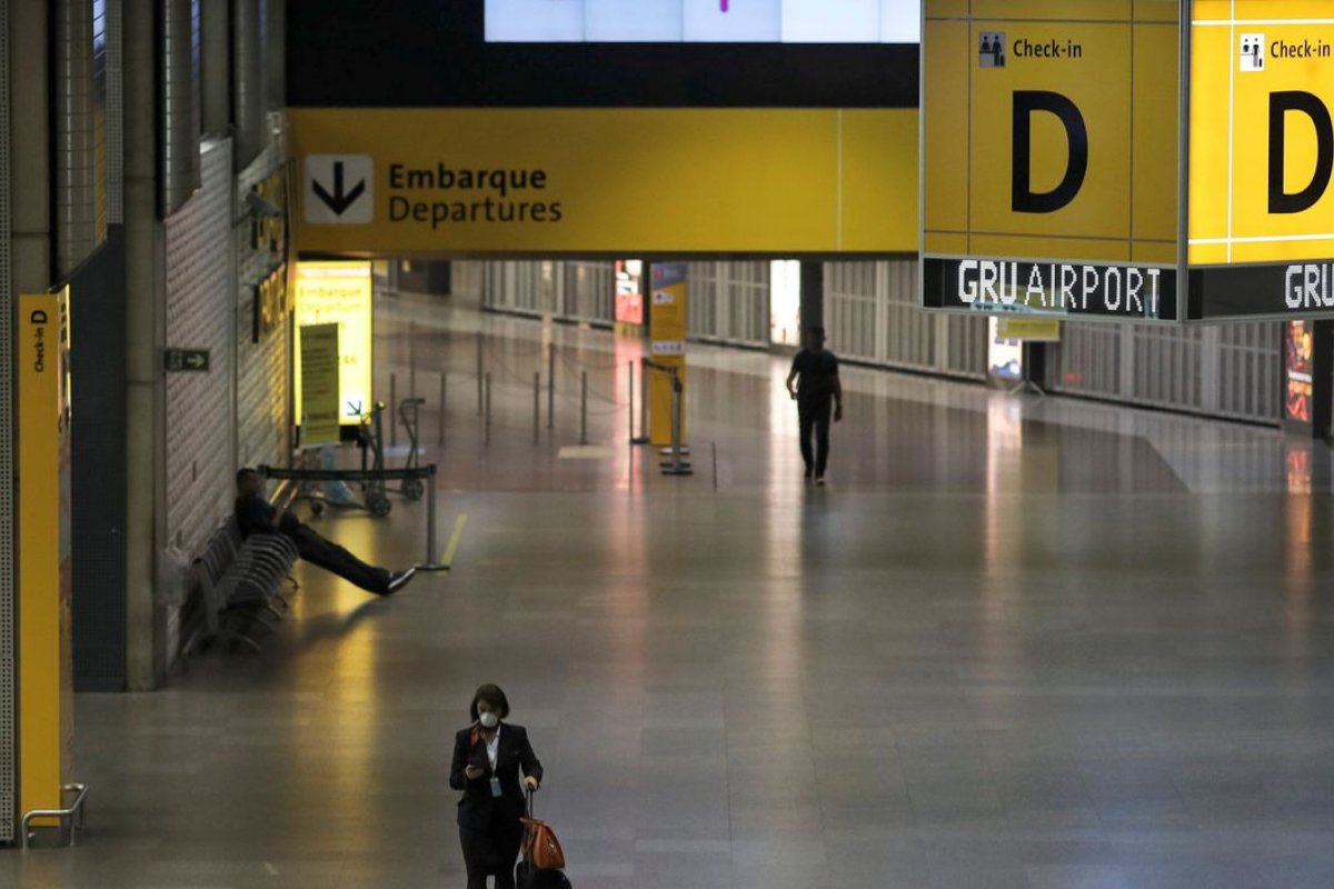 Viajantes não vacinados contra Covid-19 precisarão cumprir quarentena para entrar no Brasil