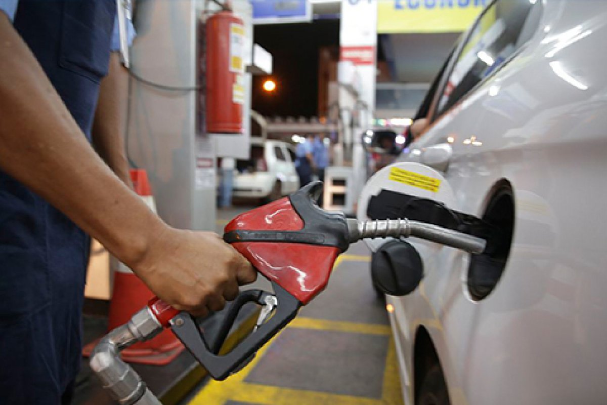 Gasolina aumenta pela 4ª semana seguida e é vendida por R$ 4,373