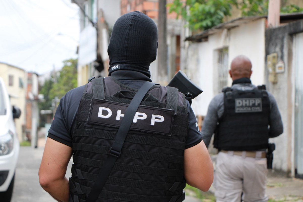 Suspeito de envolvimento em homicídio e tráfico de drogas é preso em Amaralina