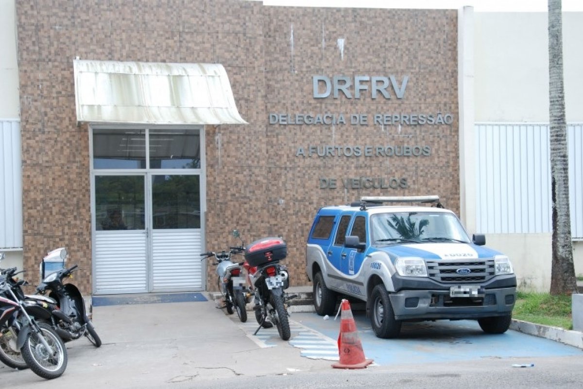 Dois homens são presos em flagrante após assaltar motorista por aplicativo na Av. Paralela
