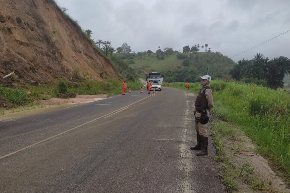 Após fortes chuvas, serviços emergenciais seguem nas rodovias do Extremo Sul baiano