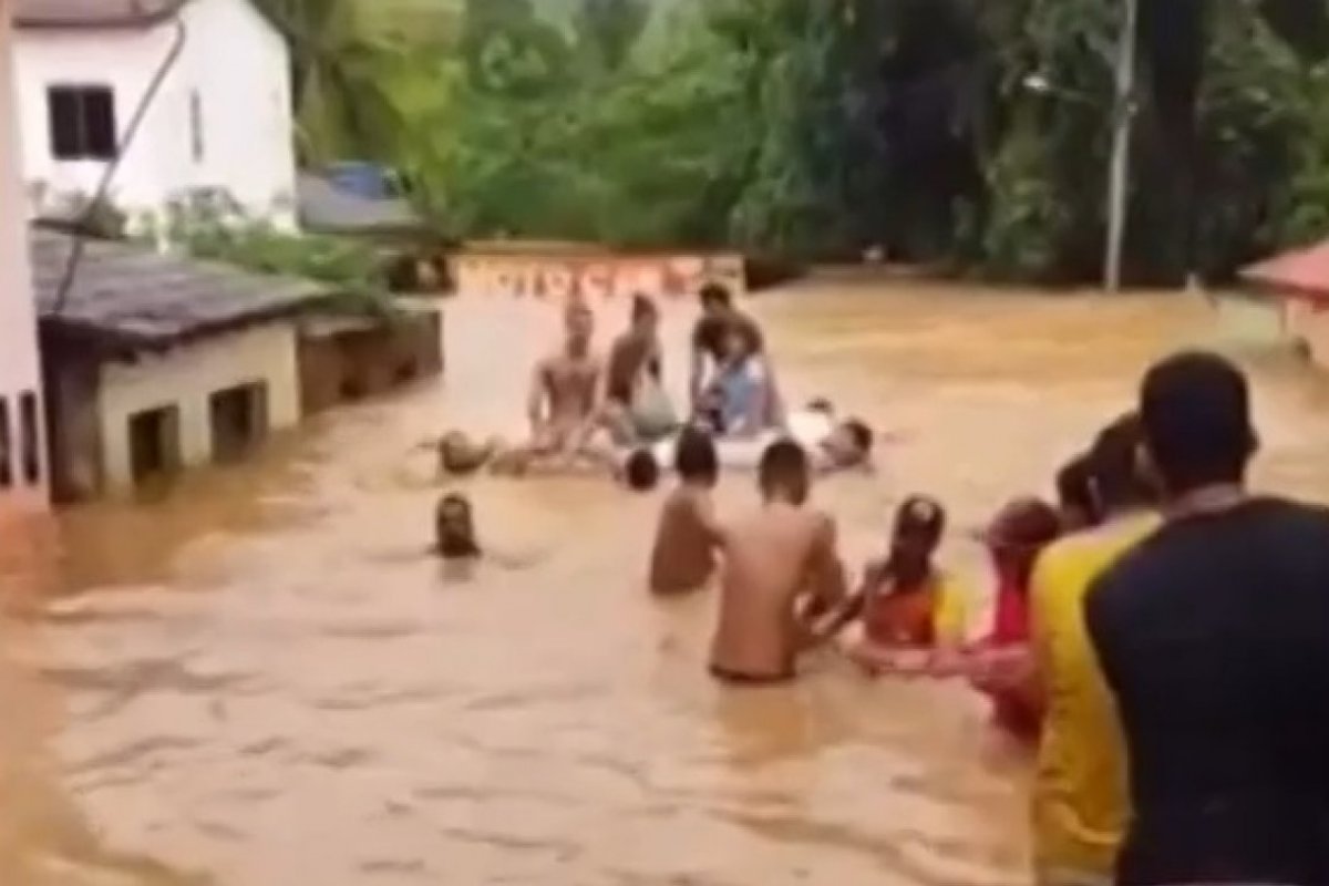Após enchente, moradores são resgatados com colchão em Jucuruçu, no sul da Bahia