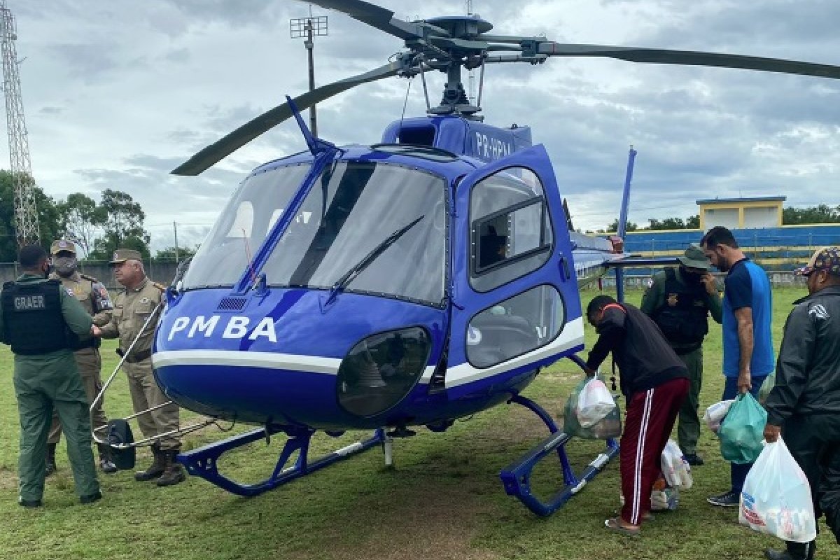 Bombeiros são convocados para ajudar no socorro às vítimas atingidas pelas chuvas na Bahia